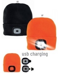 Cappellino in maglia 100% acrilico pesante con luce LED removibile e ricaricabile tramite USB. Confezionato in gift box